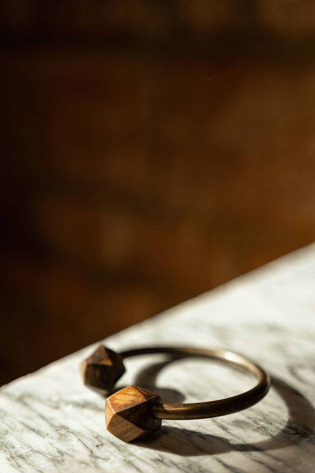 Pulseira de metal e madeira Atitude