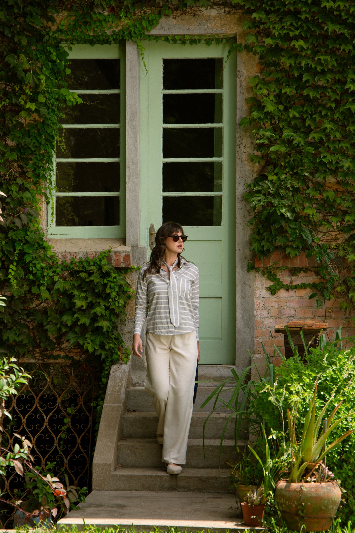 Camisa com gravata listrada cinza