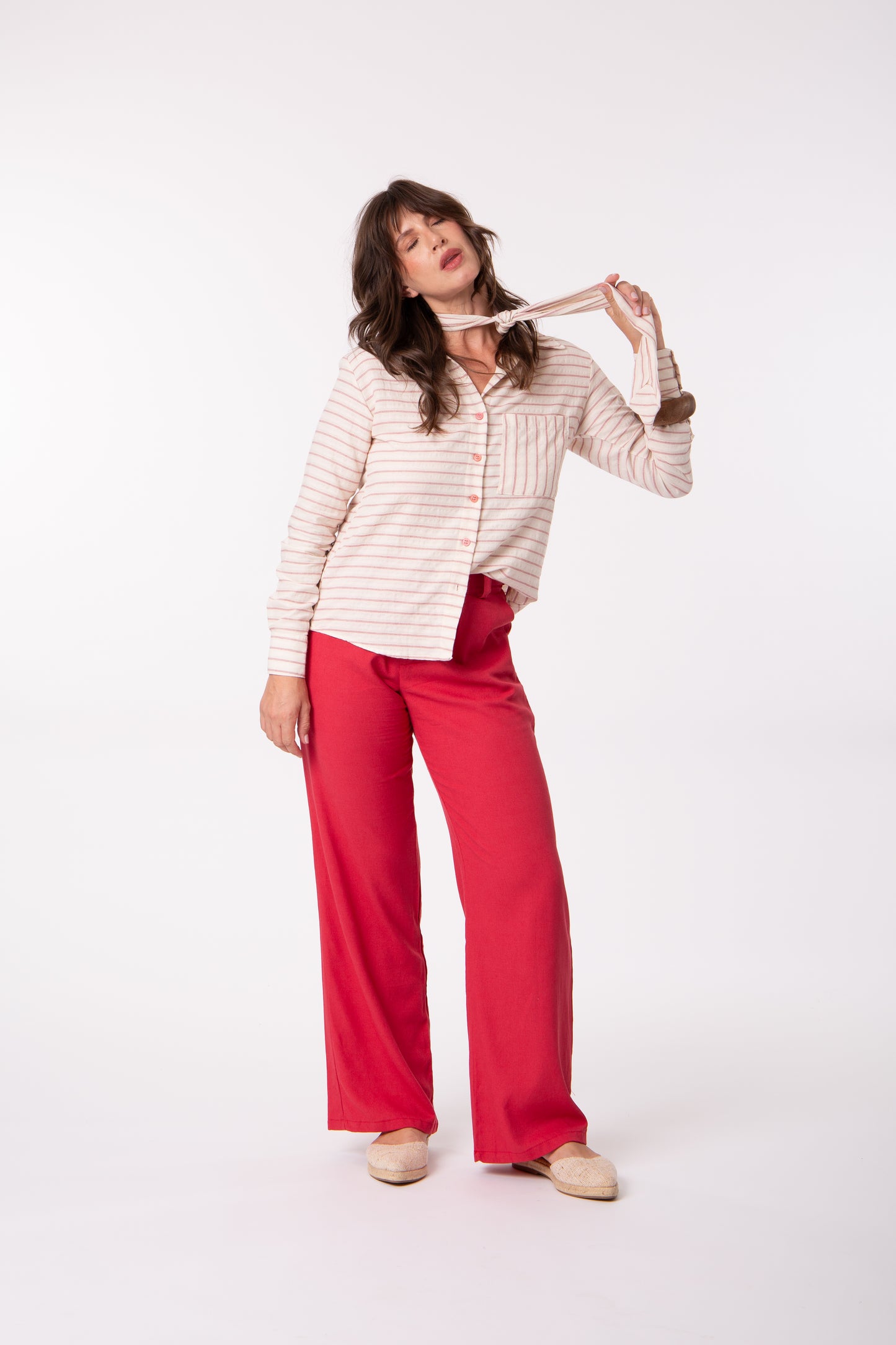 Camisa com gravata listrada vermelha