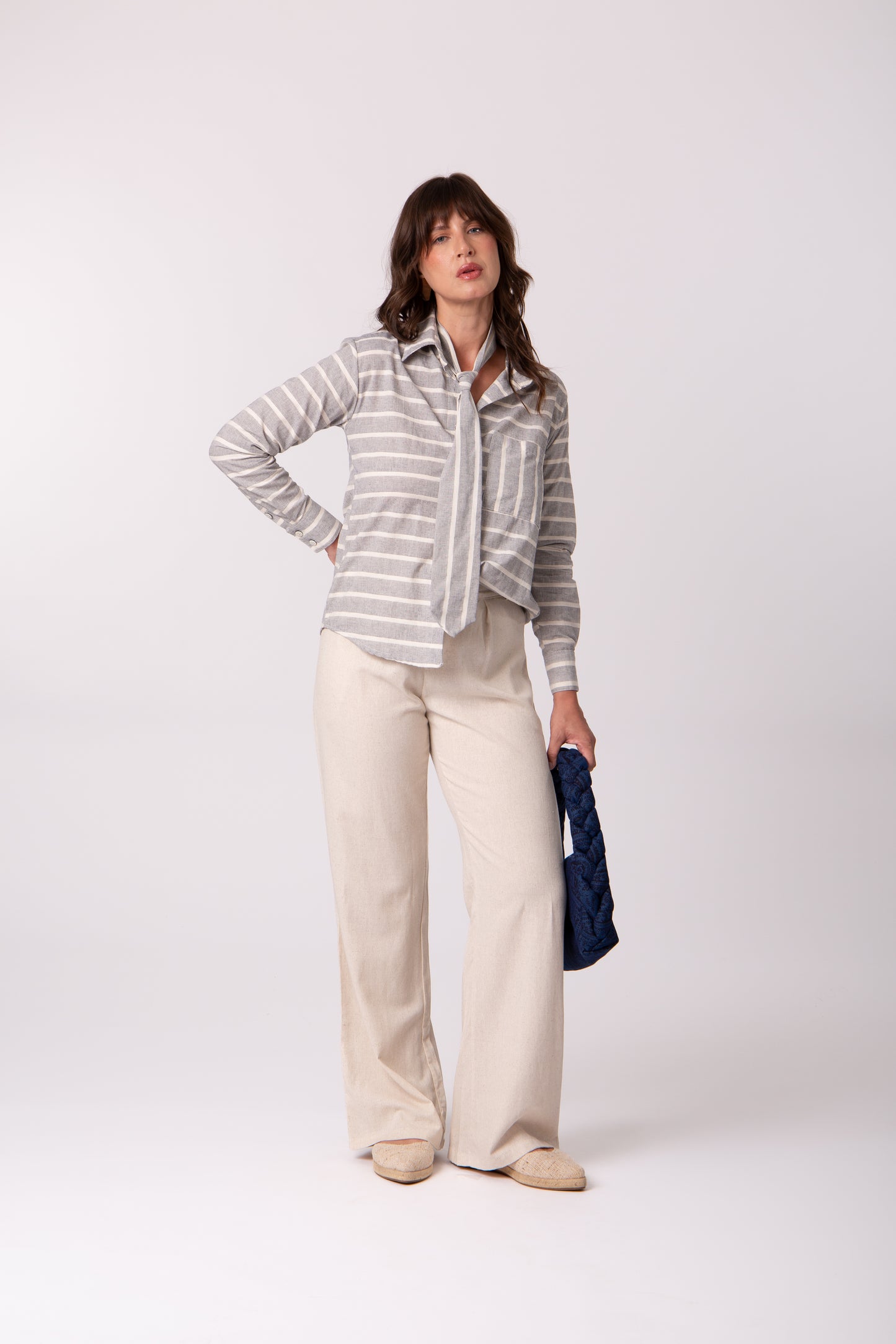 Camisa com gravata listrada cinza