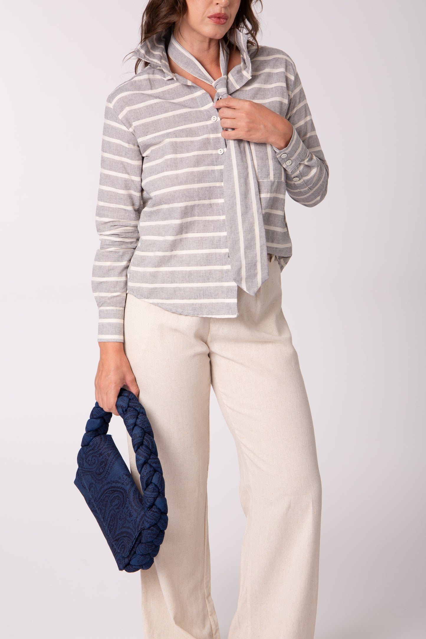 Camisa com gravata listrada cinza