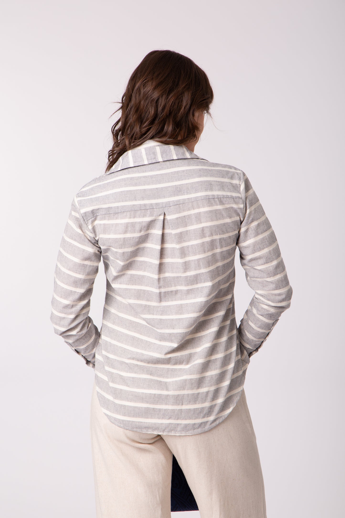 Camisa com gravata listrada cinza