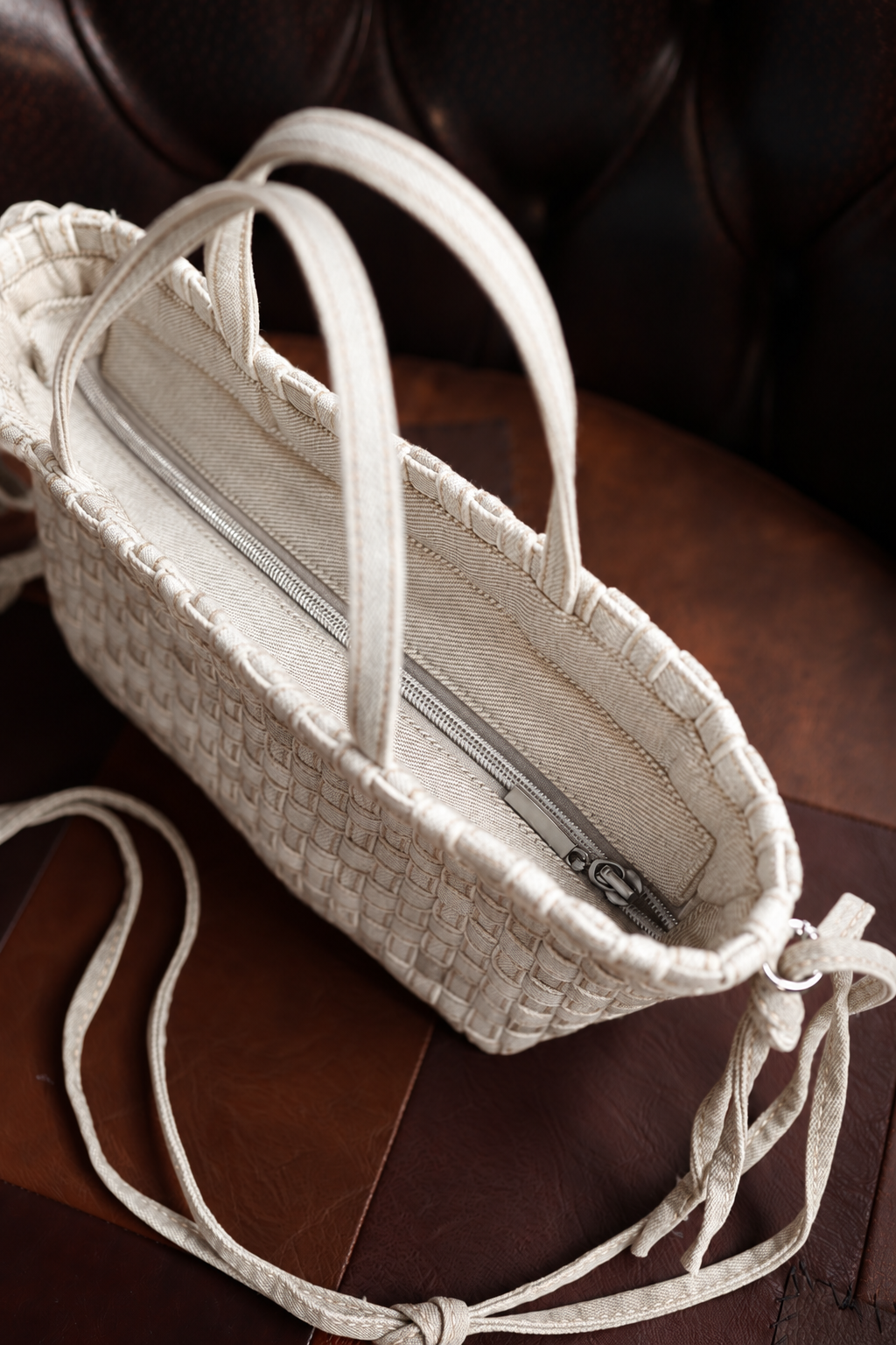 Bolsa Feminina Ísis Off White com Zíper Jeans Artesanal