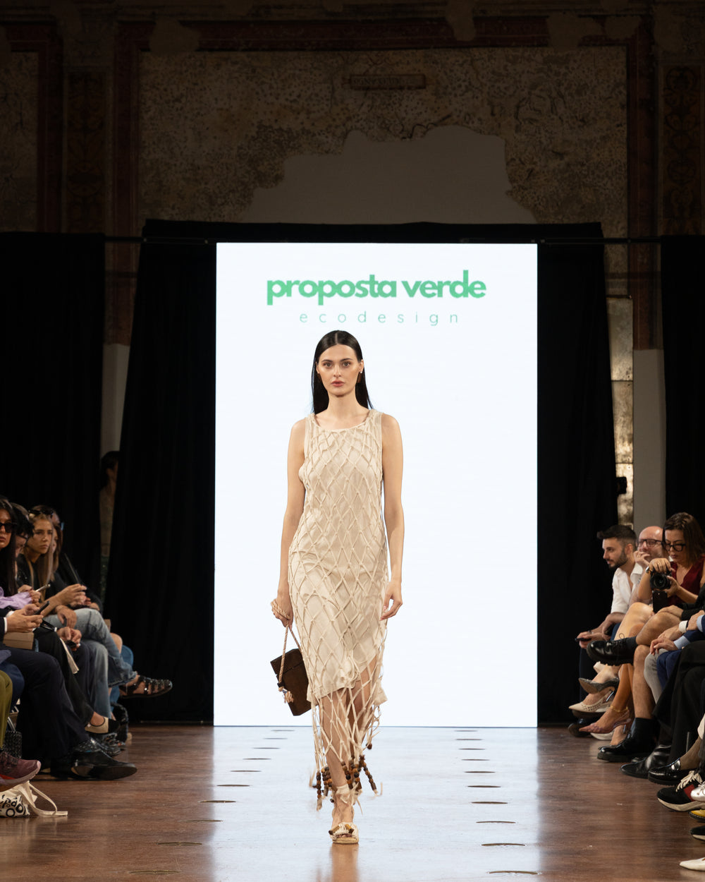 Vestido de macramê em linho e viscose da Coleção Enlaço Milano