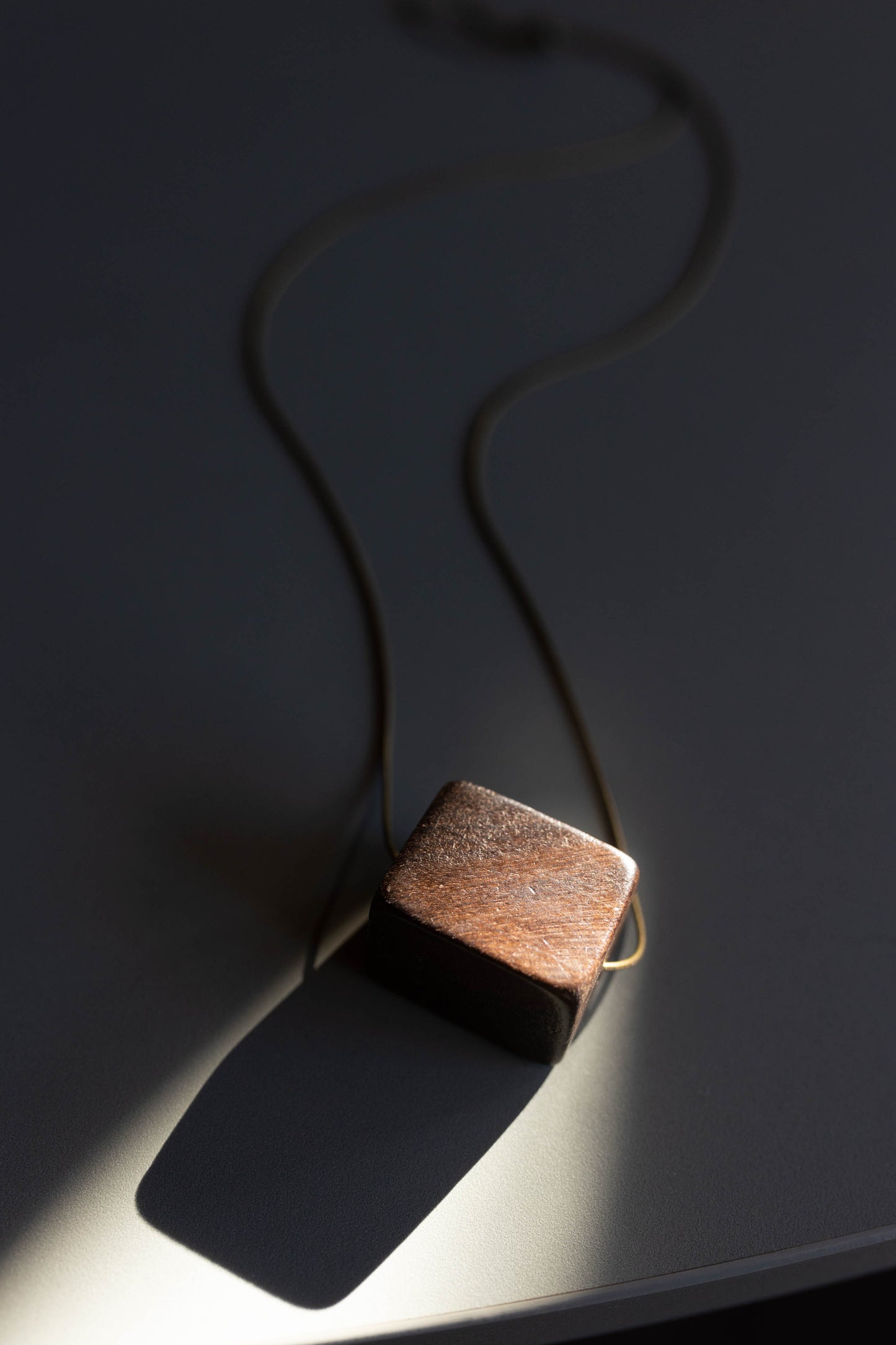 Colar de Madeira Cubo
