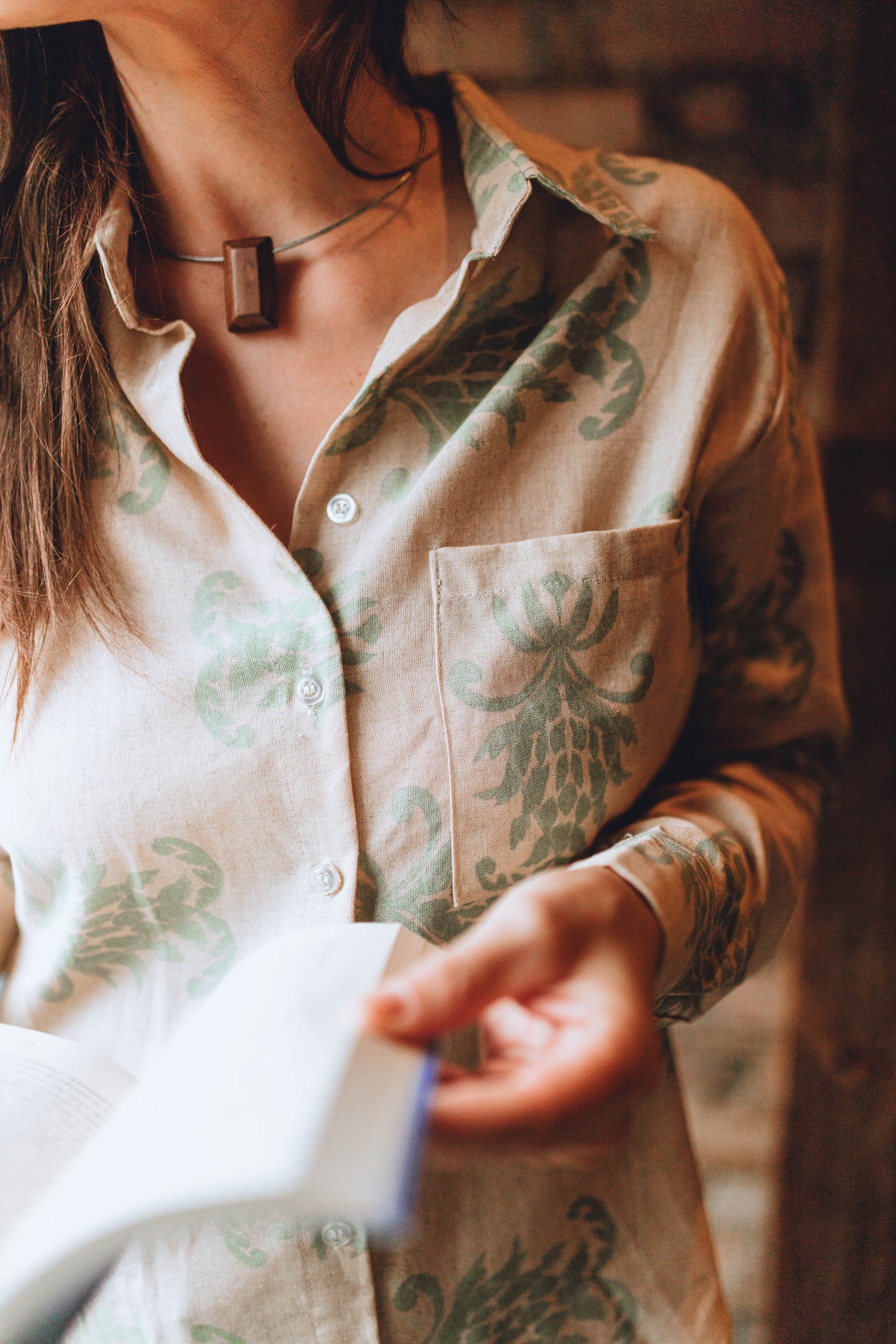 Camisa com gravata opcional