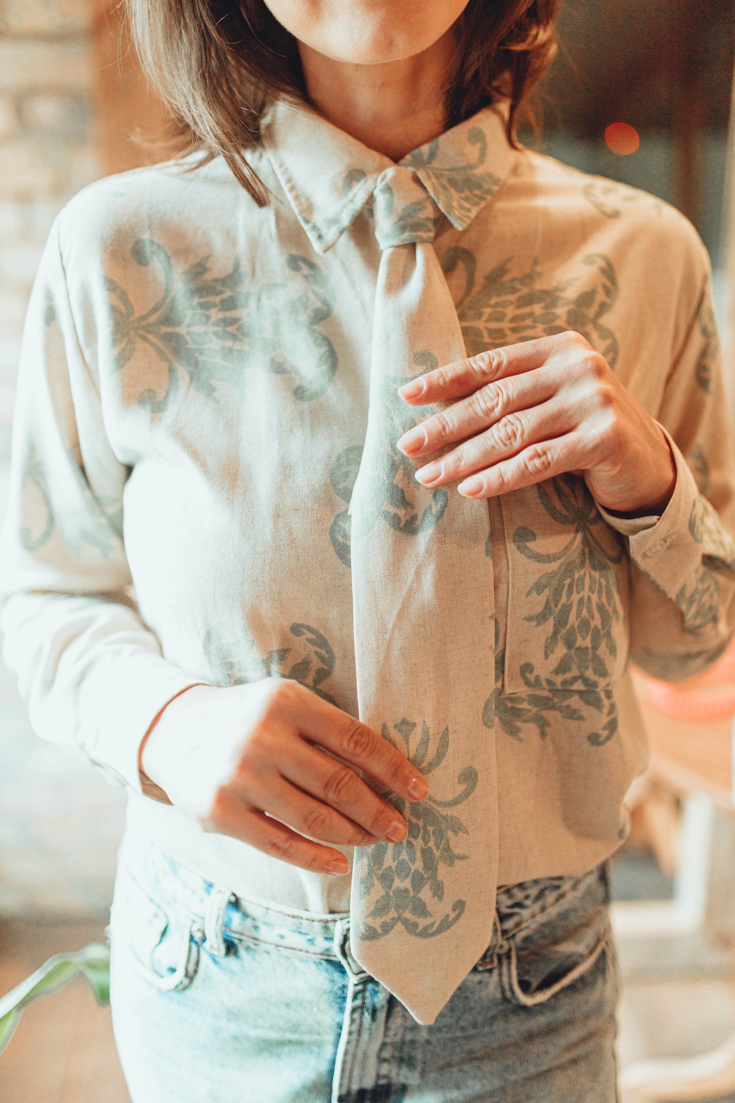 Camisa com gravata opcional