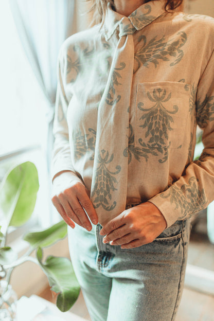 Camisa com gravata opcional