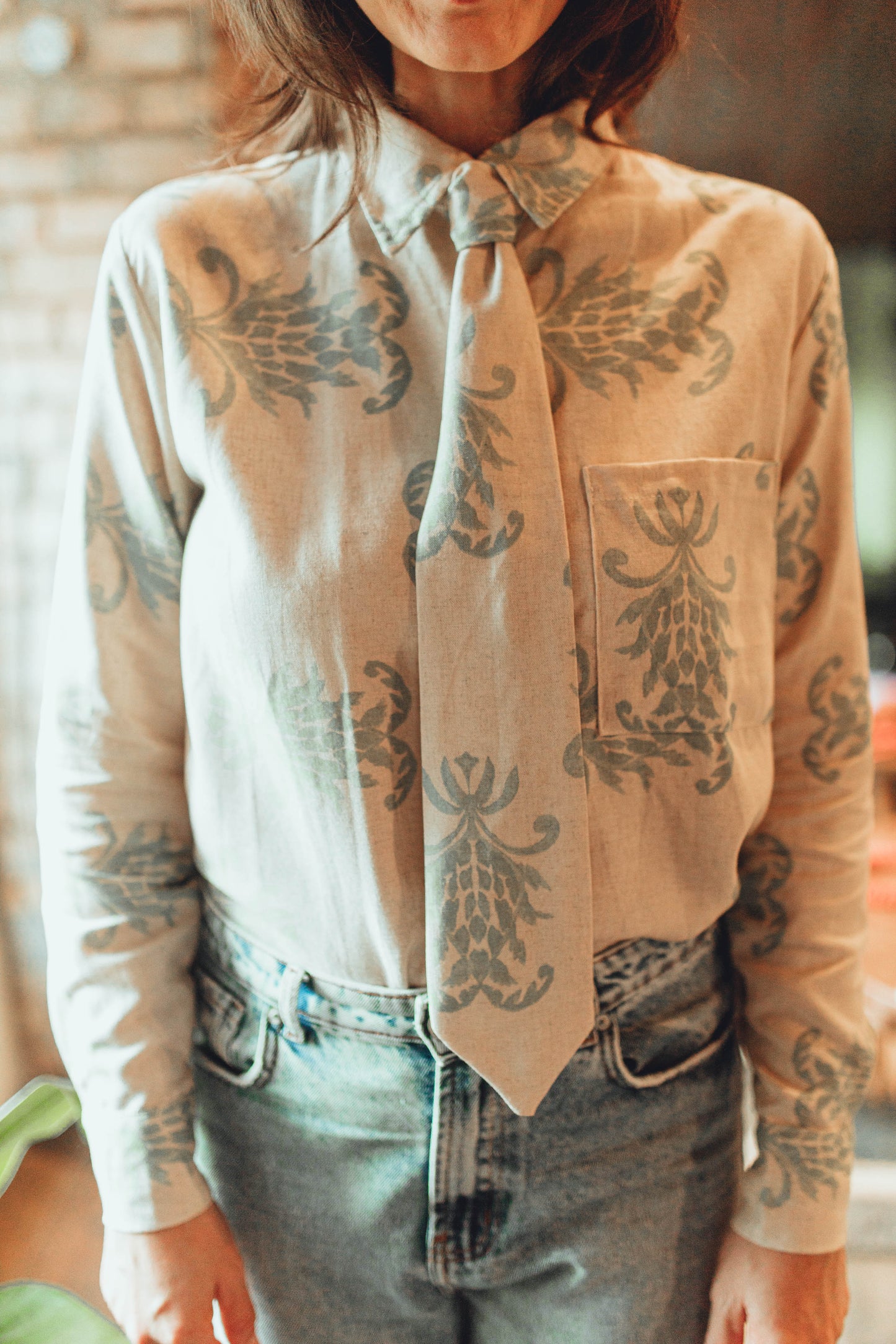 Camisa com gravata opcional