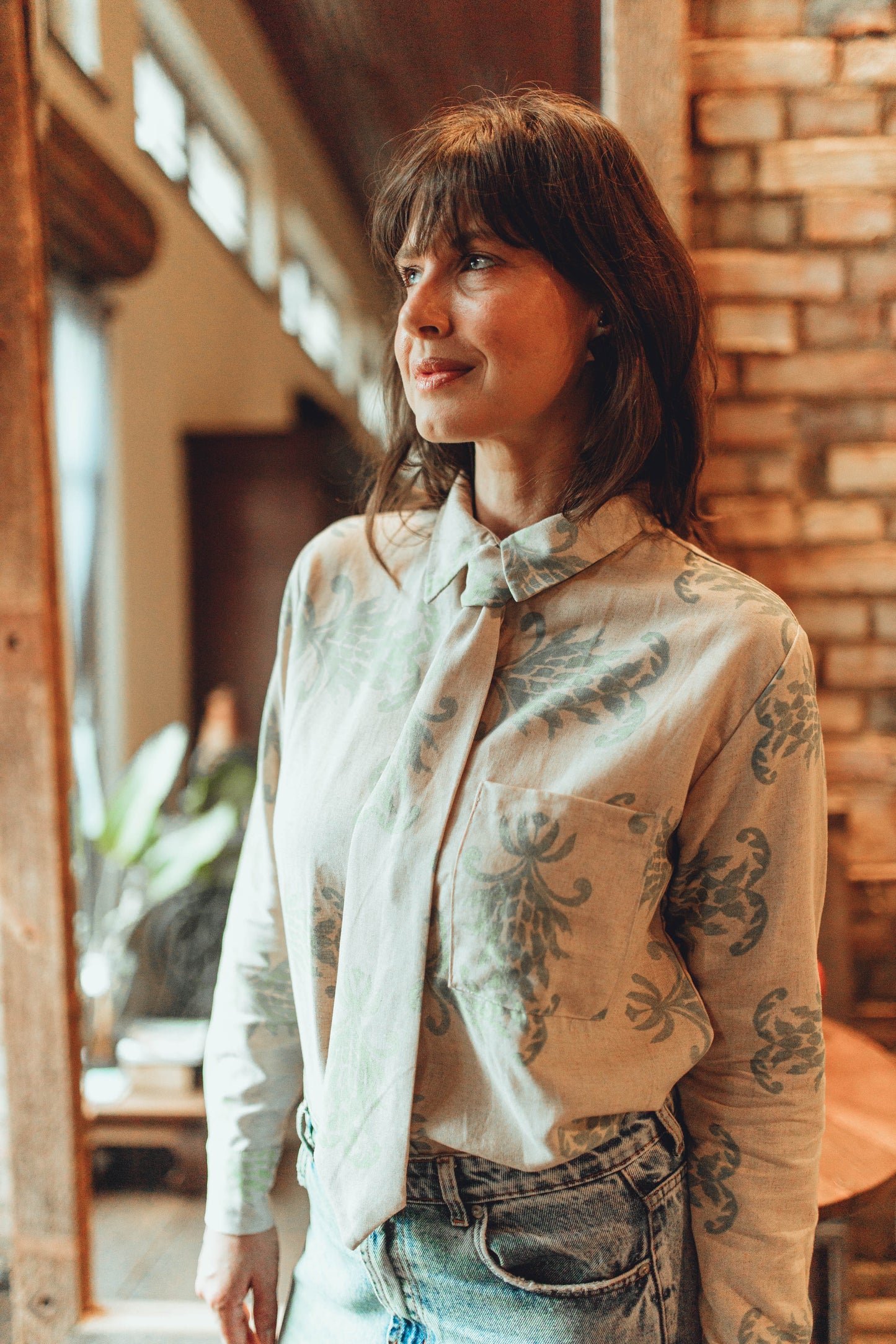 Camisa com gravata opcional