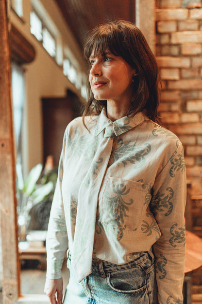 Camisa com gravata opcional